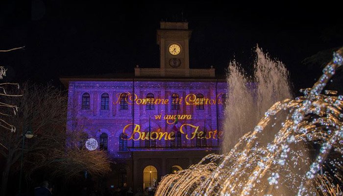 Nell'immagine: il Comune di Cattolica e parte delle fontane - I mercatini di Natale a Cattolica