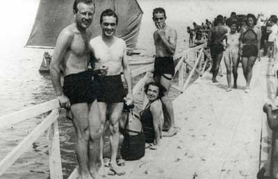 Cattolica, primi anni '40 - Fotoricordo sul pontile davanti all'hotel Kursaal - Da sinistra: Mario Patrignani Pateda, Mario Paolucci Mario d'la Marietta, due turiste (in basso), Elvino Galluzzi