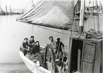 Cattolica anni '50 - Foto ricordo a bordo del motopeschereccio "Sandro"