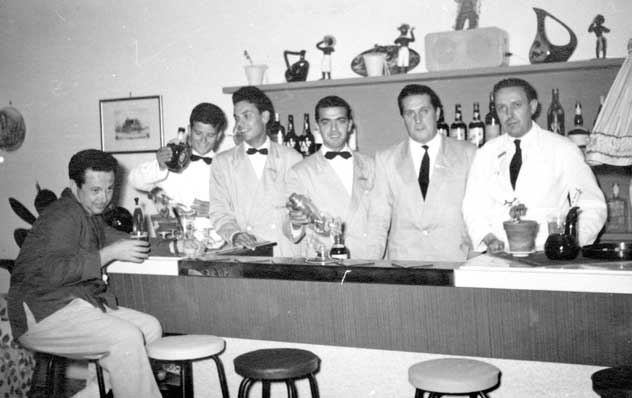 Staff EdenRock - Barman e camerieri milanesi con Giorgio Terenzi (il ragazzo a sinistra) seduto, un musicista del locale. Gabicce Monte, anni 50