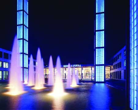 Suggestiva illuminazione durante le ore notturne della Fiera di Rimini