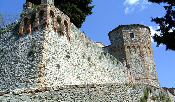L'antico maniero di  Montebello - Torriana in Valmarecchia - la casa del fantasma di Azzurrina