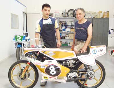 Artigiani Meccanici di Sant'Andrea in Casale - Fabio Zerbini insieme al babbo Italo con la Morbidelli 125