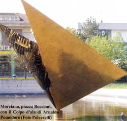 Morciano, piazza Boccioni, con il Colpo d'ala di Arnaldo Pomodoro (Foto Polverelli)