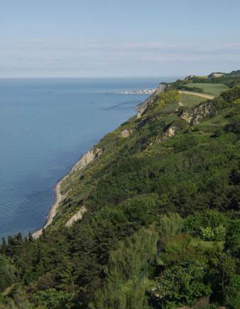 La costa alta del Parco San Bartolo e la strada panoramica che arriva a Pesaro