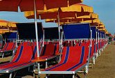 Ombrelloni e lettini in spiaggia a Cattolica